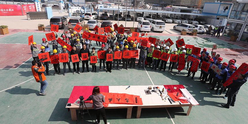 中建七局、寶鷹集團向薈同學校深圳校區建設者送“福”