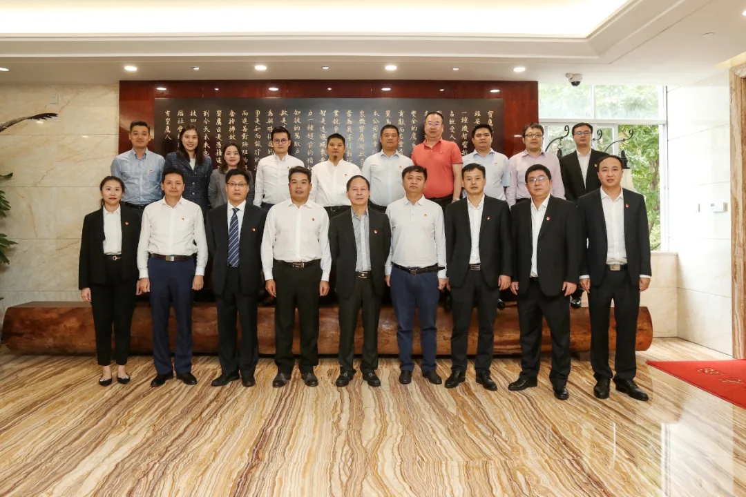 珠海航空城發展集團黨委副書記、董事鄧偉群一行蒞臨寶鷹集團交流黨建工作